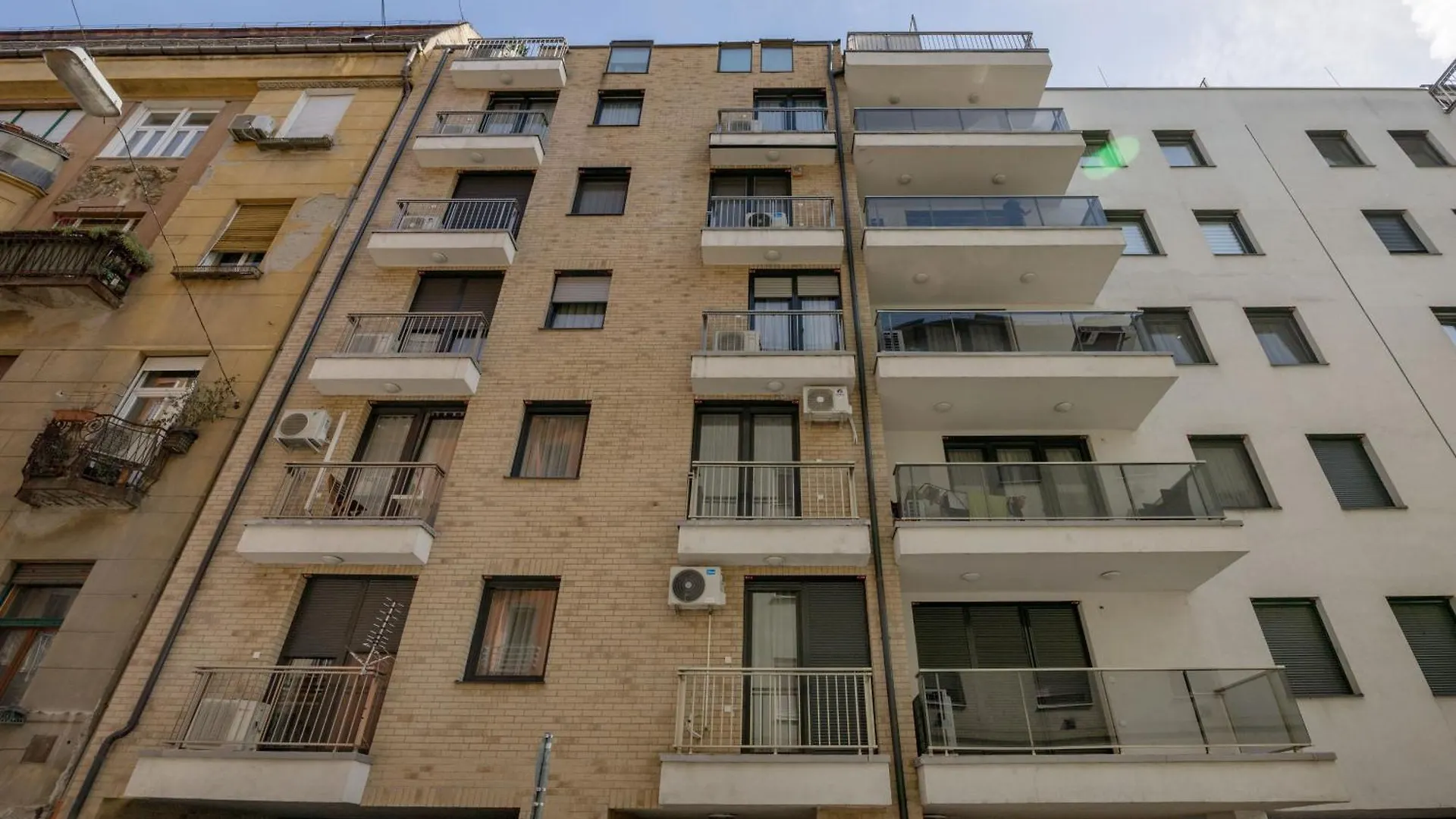 Bright Top Floor Home With Parking Budapest Hungary