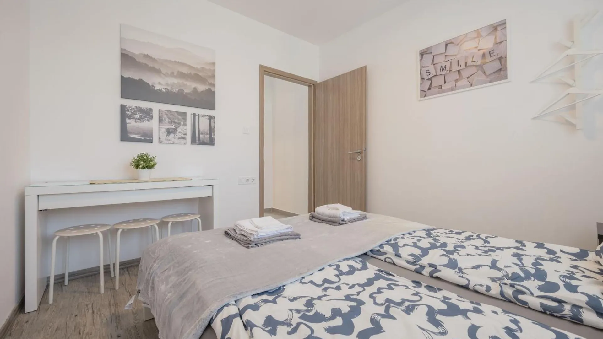 Bright Top Floor Home With Parking Budapest Apartment